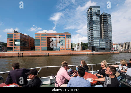 Moderne Wohnung und Büro Gebäude am Ufer des Flusses Elbe gesehen vom Ausflugsboot in Hamburg Deutschland Stockfoto