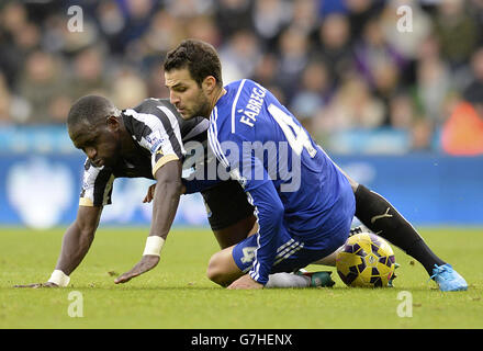 Moussa Sissoko von Newcastle United (links) und Cesc Fabregas von Chelsea in Aktion während des Spiels der Barclays Premier League im St James' Park, Newcastle. DRÜCKEN Sie VERBANDSFOTO. Bilddatum: Samstag, 6. Dezember 2014. Siehe PA Geschichte FUSSBALL Newcastle. Bildnachweis sollte lauten: Owen Humphreys/PA Wire. . . Stockfoto