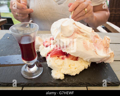 Ein süßes Dessert Erdbeeren mit Sahne. Stockfoto