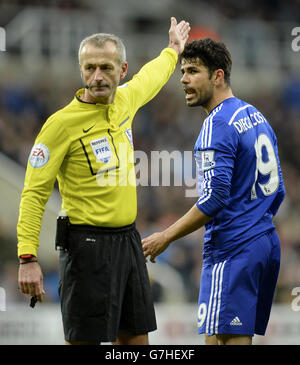 Schiedsrichter Martin Atkinson (links) mit Chelsea's Diego Costa während des Barclays Premier League-Spiels im St James' Park, Newcastle. Stockfoto