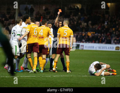 Simon Ramsden von Motherwell wird nach seinem Tackle auf James Forrest von Celtic während des Spiels der schottischen Premiership im Fir Park, Motherwell, abgeschickt. Stockfoto