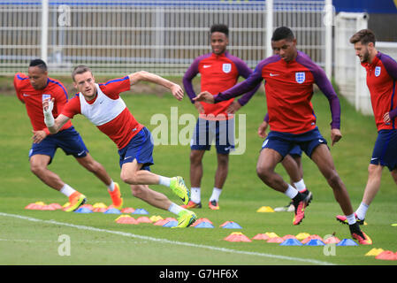 Englands Jamie Vardy (zweiter von links) während einer Trainingseinheit im Stade de Bourgogones, Chantilly. Stockfoto