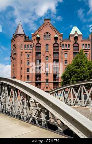 Ansicht des historischen roten Backstein Lagerhallen und Brücke bei Speicherstadt neben Kanäle in Hamburg Deutschland Stockfoto