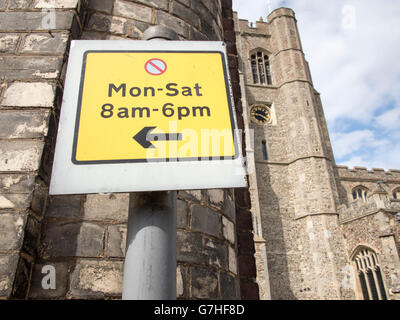 Eine UK Parkplatz Schild Parken Beschränkungen, Montag bis Samstag. Stockfoto