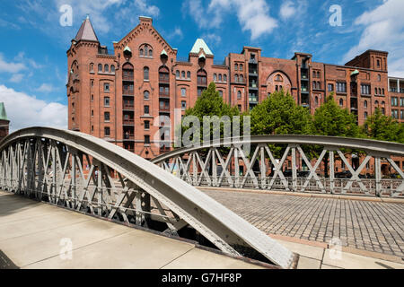 Ansicht des historischen roten Backstein Lagerhallen und Brücke bei Speicherstadt neben Kanäle in Hamburg Deutschland Stockfoto