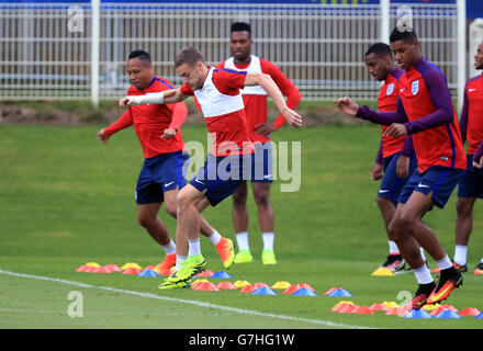 Englands Jamie Vardy (zweiter von links) während einer Trainingseinheit im Stade de Bourgogones, Chantilly. Stockfoto