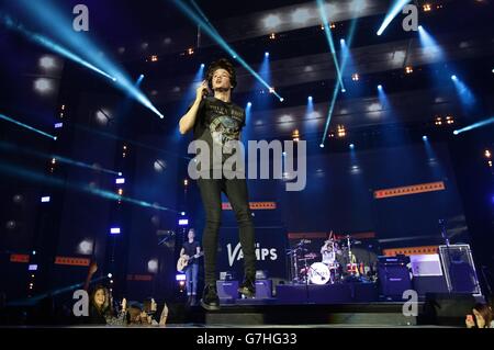 EXKLUSIVE Bradley Simpson der Amps live auf der Bühne während der Capital FM Jingle Bell Ball 2014 in der O2 Arena, London statt Stockfoto