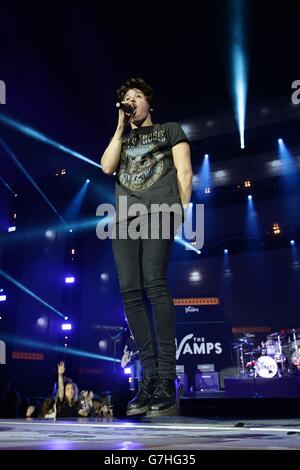 EXKLUSIVE Bradley Simpson der Amps live auf der Bühne während der Capital FM Jingle Bell Ball 2014 in der O2 Arena, London statt Stockfoto