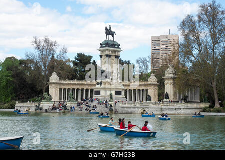 Madrid, Spanien, Boating Lake in Buen Retiro-Park. Denkmal von König Alfonso XII im Hintergrund Stockfoto