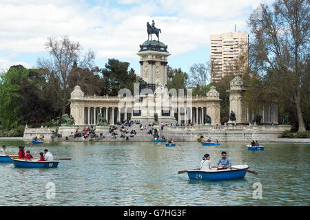 Madrid, Spanien, Boating Lake in Buen Retiro-Park. Denkmal von König Alfonso XII im Hintergrund Stockfoto