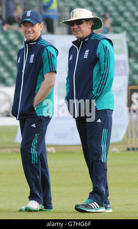 Kapitän der englischen Nationalmannschaft Eoin Morgan (links) und Cheftrainer Trevor Bayliss während der Royal London ein Tag International Series auf dem County Ground, Bristol. Stockfoto