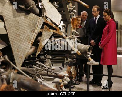 Der Herzog und die Herzogin von Cambridge werden bei einem Besuch des National September Eleventh Memorial Museum, New York City, während eines Besuchs in den Vereinigten Staaten, die Überreste einer Antenne gezeigt, die einst auf einem der Zwillingstürme stand. Stockfoto