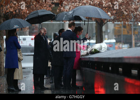 Der Herzog und die Herzogin von Cambridge legen Blumen am Memorial Reflection Pool während ihres Besuchs im National September 11 Memorial Museum, New York, während eines Besuchs in den Vereinigten Staaten. Stockfoto