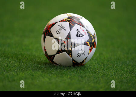 Ein offizielles Adidas Finale 2014-Match-Ball auf dem Spielfeld vor dem UEFA Champions League-Spiel der Gruppe B in Anfield, Liverpool. DRÜCKEN SIE VERBANDSFOTO. Bilddatum: Dienstag, 9. Dezember 2014. Siehe PA Geschichte FUSSBALL Liverpool. Bildnachweis sollte lauten: Peter Byrne/PA Wire. Stockfoto