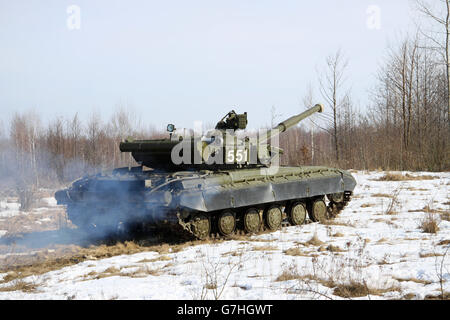 Region Zhitomir Ukraine - 10. März 2011: Ukrainische Armee Kampfpanzer T-64BV während der Ausbildung fahren Stockfoto