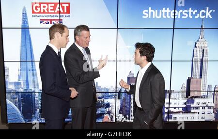 Der Herzog von Cambridge (links) mit dem Bürgermeister von New York City Bill de Blasio (Mitte) und Shutterstock CEO Jon Oringer (rechts) bei einem Besuch der Shutterstock-Büros im Empire State Building, New York City während eines 3-tägigen Besuchs in den Vereinigten Staaten. Stockfoto