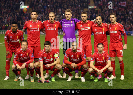 Liverpool-Team-Gruppe. (Obere Reihe, von links nach rechts) Raheem Sterling, Dejan Lovren, Martin Skrtel, Simon Mignolet, Rickie Lambert, Jose Enrique, Jordan Henderson. (Hintere Reihe, von links nach rechts) Lucas, Steven Gerrard, Glen Johnson, Joe Allen. Stockfoto