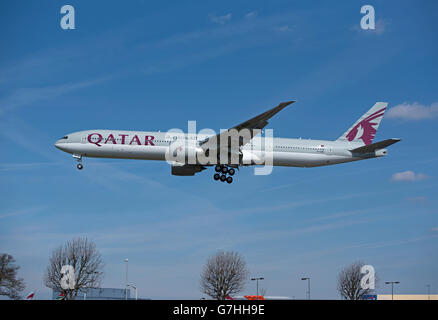 A7-BEI Qatar Airways Boeing 777-3DZ(ER) nähert sich der Flughafen London Heathrow. SCO 10.375. Stockfoto