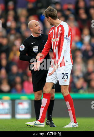 Fußball - Barclays Premier League - Stoke City / Arsenal - Britannia Stadium. Schiedsrichter Anthony Taylor (links) spricht mit Peter Crouch von Stoke City Stockfoto