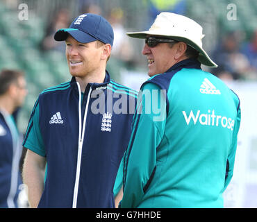 Kapitän der englischen Nationalmannschaft Eoin Morgan (links) und Cheftrainer Trevor Bayliss während der Royal London ein Tag International Series auf dem County Ground, Bristol. Stockfoto