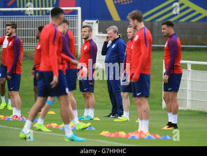 England-Manager Roy Hodgson (Mitte, rechts) während einer Trainingseinheit im Stade de Bourgogones, Chantilly. Stockfoto