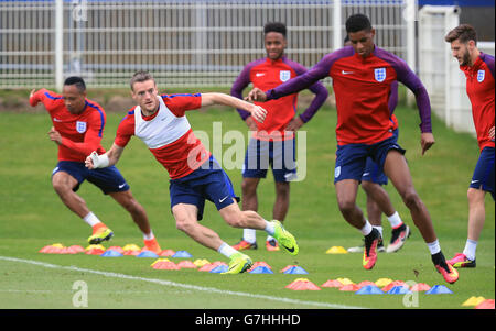 Englands Jamie Vardy (zweiter von links) während einer Trainingseinheit im Stade de Bourgogones, Chantilly. Stockfoto