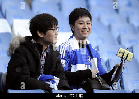 Chelsea-Fans in der Tribüne vor dem Spiel der Barclays Premier League in Stamford Bridge, London. DRÜCKEN Sie VERBANDSFOTO. Bilddatum: Samstag, 13. Dezember 2014. Siehe PA Geschichte FUSSBALL Chelsea. Bildnachweis sollte Andrew Matthews/PA Wire lesen. . . Stockfoto