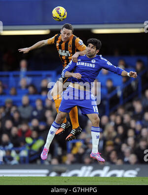 Chelsea's Diego Costa (rechts) und Hull City's James Chester (links) kämpfen während des Barclays Premier League Spiels in Stamford Bridge, London, um den Ball in der Luft. DRÜCKEN Sie VERBANDSFOTO. Bilddatum: Samstag, 13. Dezember 2014. Siehe PA Geschichte FUSSBALL Chelsea. Bildnachweis sollte Andrew Matthews/PA Wire lesen. . . Stockfoto