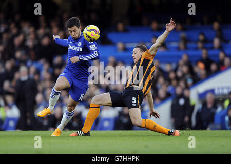 Chelsea's Eden Hazard (links) und Hull City's James Chester (rechts) kämpfen während des Barclays Premier League Spiels in Stamford Bridge, London, um den Ball. DRÜCKEN Sie VERBANDSFOTO. Bilddatum: Samstag, 13. Dezember 2014. Siehe PA Geschichte FUSSBALL Chelsea. Bildnachweis sollte Andrew Matthews/PA Wire lesen. . . Stockfoto