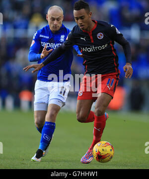 Fußball - Sky Bet Championship - Birmingham City / Reading - St Andrew's. David Cotterill (links) von Birmingham City und Jordan Obita von Reading kämpfen um den Ball. Stockfoto