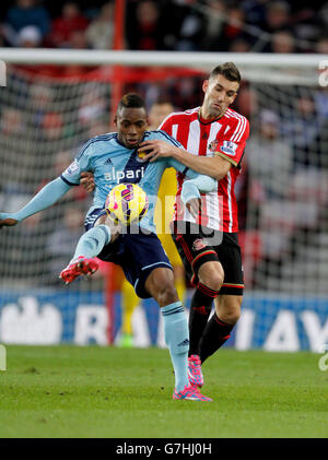 Diafra Sakho von West Ham United (links) wird von Anthony Reveillere von Sunderland (rechts) während des Spiels der Barclays Premier League im Stadium of Light in Sunderland angegangen. Stockfoto