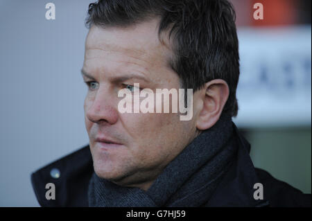 Der Manager von Swindon Town, Mark Cooper, steht vor seinem Spiel Gegen Notts County Stockfoto