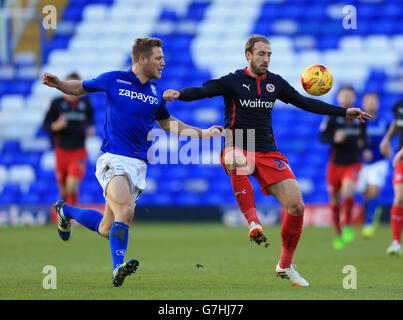 Fußball - Sky Bet Championship - Birmingham City / Reading - St Andrew's. Michael Morrison (links) von Birmingham City und Glenn Murray von Reading kämpfen um den Ball. Stockfoto