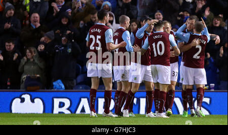 Ashley Barnes von Burnley feiert das erste Tor mit Teamkollegen während des Barclays Premier League-Spiels in Turf Moor, Burnley. Stockfoto