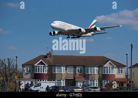 Emirates Boeing 747F über London auf Ansatz in London Heathrow Airport.  SCO 383. Stockfoto