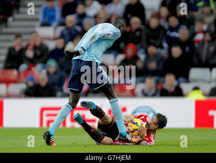 Cheikhou Kouyate von West Ham United tagt Jordi Gomez von Sunderland während des Spiels der Barclays Premier League im Stadium of Light in Sunderland. DRÜCKEN Sie VERBANDSFOTO. Bilddatum: Samstag, 13. Dezember 2014. Siehe PA Geschichte FUSSBALL Sunderland. Das Foto sollte Richard Sellers/PA Wire lauten. . . Stockfoto