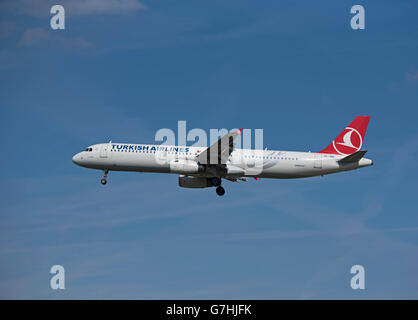 Turkish Airlines Airbus 321-231 (Uludag) am Flughafen London Heathrow zu landen.  SCO 10.384. Stockfoto
