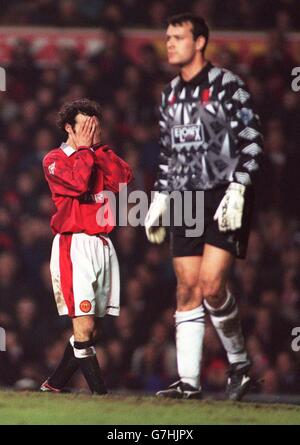 Fußball - FA Carling Premiership - Manchester United / Wimbledon. Ryan Giggs von Manchester United (links) hält seinen Kopf nach einem schlechten Fräulein in den Händen Stockfoto