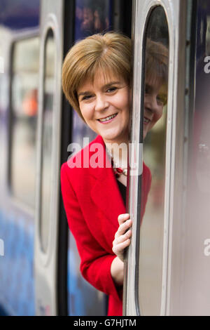 Nicola Sturgeon immer auf einen Zug Stockfoto