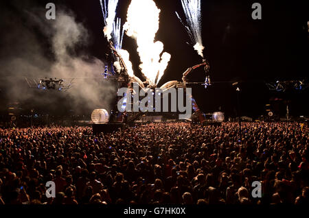 Eine Licht-Show im Arcadia auf dem Glastonbury Festival, würdig Farm in Somerset. PRESSEVERBAND Foto. Finden Sie unter PA Geschichte SHOWBIZ Glastonbury. Bild Datum: Samstag, 25. Juni 2016. Bildnachweis sollte lauten: Ben Birchall/PA Wire Stockfoto