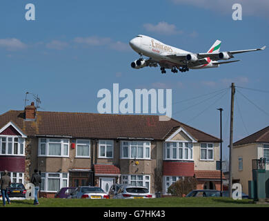 Emirates Boeing 747F über London auf Ansatz in London Heathrow Airport.  SCO 10.400. Stockfoto