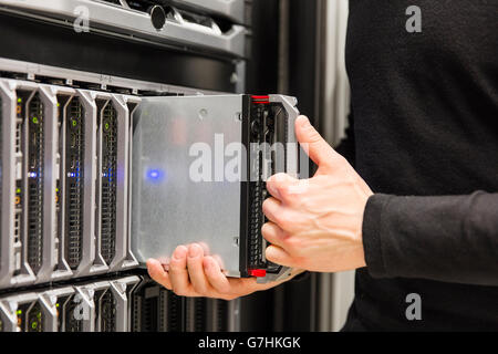 IT Berater installieren Blade-Server in großen Rechenzentren Stockfoto