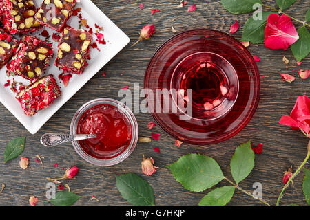 Hibiskustee mit rose Marmelade und Lokum Stockfoto