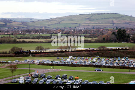 Pferderennen - The International - Tag 1 - Cheltenham Racecourse. Ein Zug fährt an der Cheltenham Racecourse vorbei Stockfoto