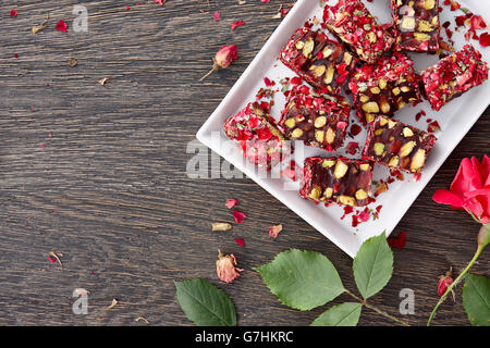 Traditionelle türkische Spezialitäten mit Rosenblättern Stockfoto