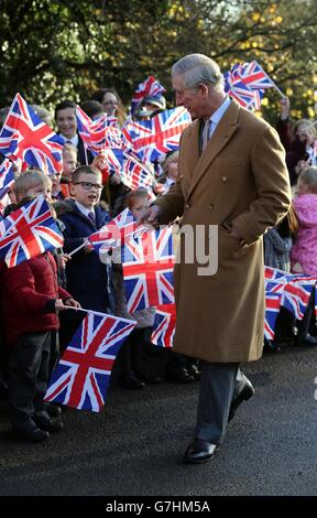 Der Prinz von Wales, Präsident der Prince's Foundation for Building Community and Business in the Community, trifft die Einheimischen bei einer Tour durch Pandan Close in West Hanningfield, Essex, Das ist ein erschwingliches ländlicher Wohnungsbau-Programm, das von der Hastoe Housing Association im Anschluss an eine Initiative der beiden Prince's Charity-Organisationen entwickelt wurde, um erschwinglichere Wohnungen für ländliche Gemeinden zu fördern. Stockfoto