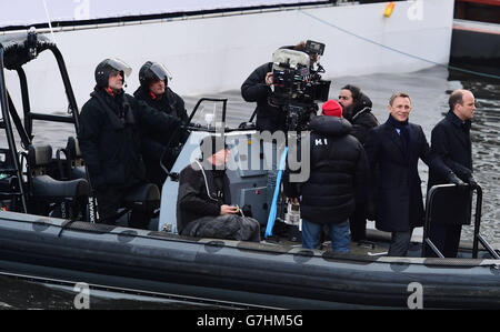 Rory Kinnear und Daniel Craig stehen vor einem Schnellboot auf dem Grand Union Canal in Camden, während sie Szenen für den neuen Bond-Film Spectre Filmen. Stockfoto