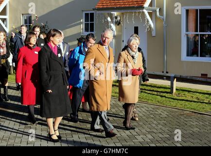 Der Prinz von Wales, Präsident der Prince's Foundation for Building Community and Business in the Community, spaziert mit Margaret Clark (rechts), Chairman der Hastoe Housing Association, während einer Tour durch Pandan Close in West Hanningfield, Essex, Das ist ein erschwingliches ländlicher Wohnungsbau-Programm, das von der Hastoe Housing Association im Anschluss an eine Initiative der beiden Prince's Charity-Organisationen entwickelt wurde, um erschwinglichere Wohnungen für ländliche Gemeinden zu fördern. Stockfoto