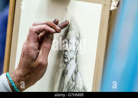 Malerei Künstlerportrait von Martin Kemp an Staffelei Stockfoto