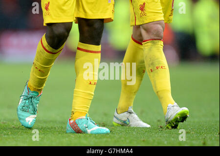 Liverpool-Spieler tragen farbige Fußballschuhe und weiße Fußballschuhe während des Spiels der Barclays Premier League im Old Trafford, Manchester. DRÜCKEN SIE VERBANDSFOTO. Bilddatum: Sonntag, 14. Dezember 2014. Siehe PA-Story SOCCER man Utd. Auf dem Foto sollte Martin Rickett/PA Wire stehen. Stockfoto